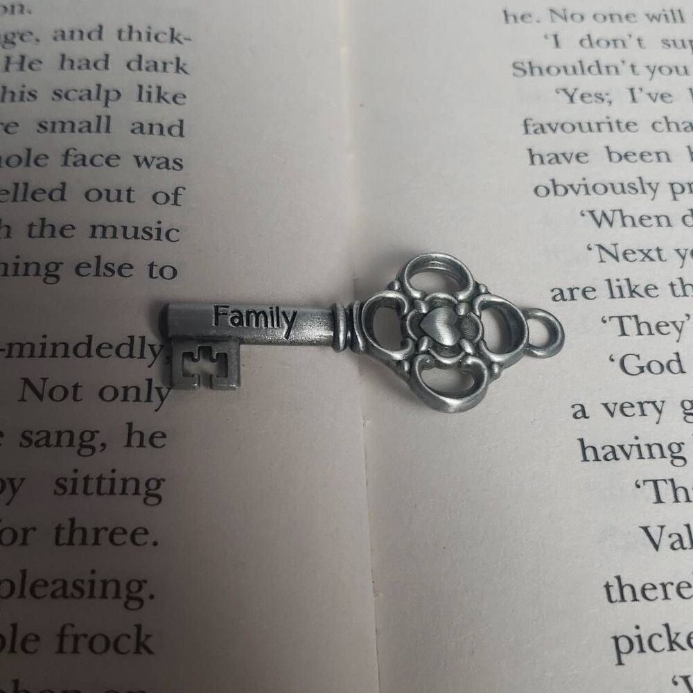 ‎Silver Family Key Pendant